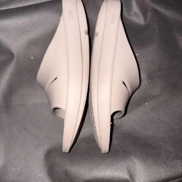 OOFOS Women's Sandals  beige size 8 - Picture 3 of 4